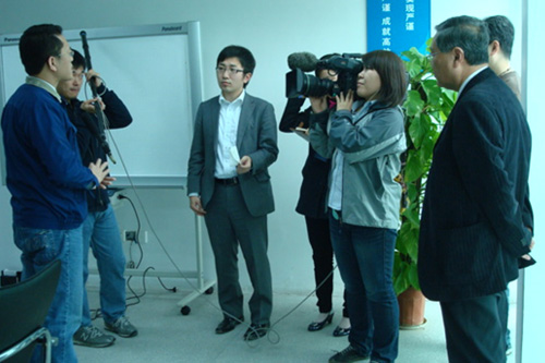 虎藝公司接受電視臺采訪